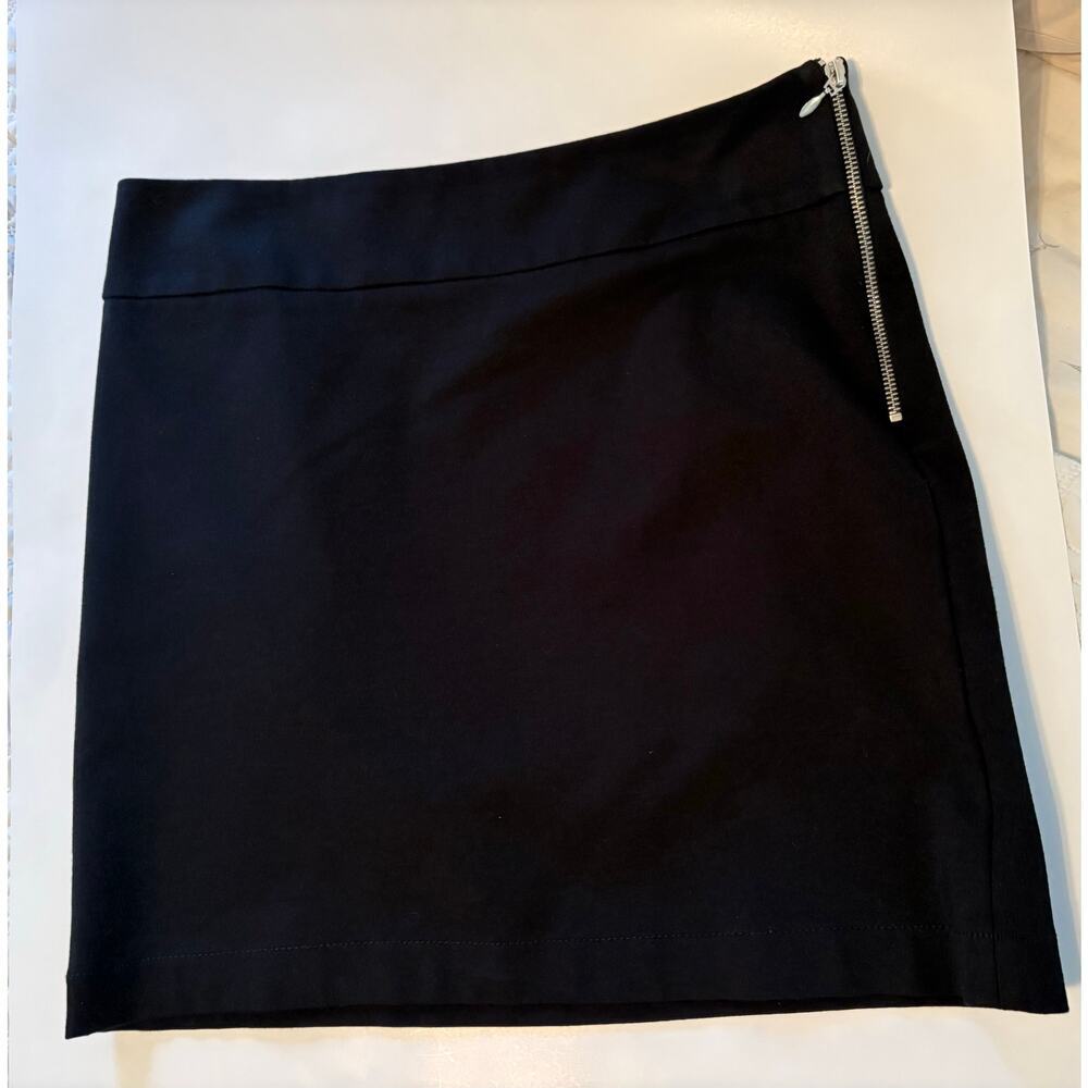 Banana Republic skirt Black Side Zip above knee length stretch size 8